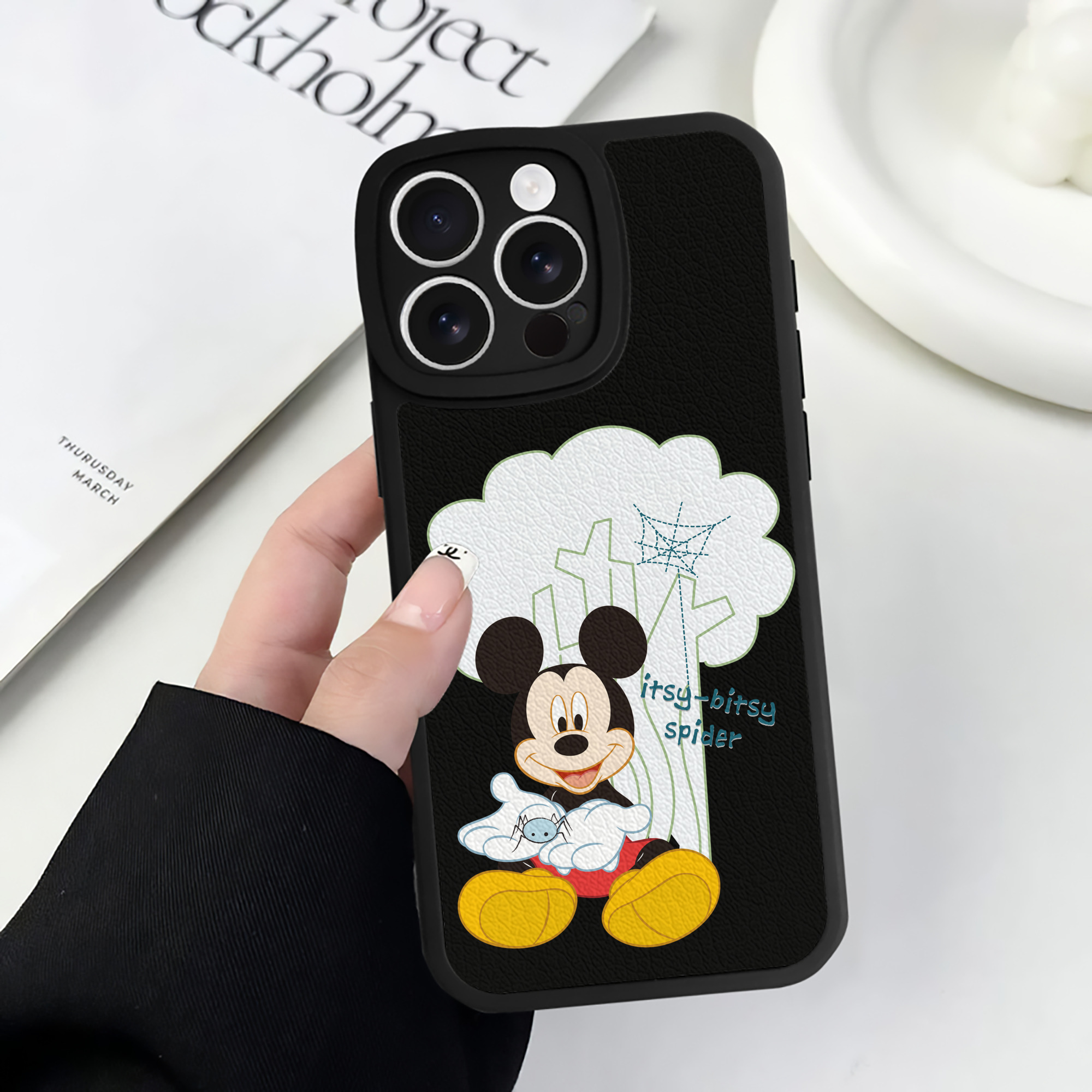 （画像用） ミッキーマウス Mickey Mouse 【iPhone 16シリーズ対応】シリコンスマホケース（レザー調） 材質：シリコン